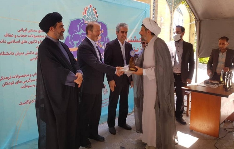 مراسم تقدیر از برگزارکنندگان جشنواره از بندگی تا مهرورزی