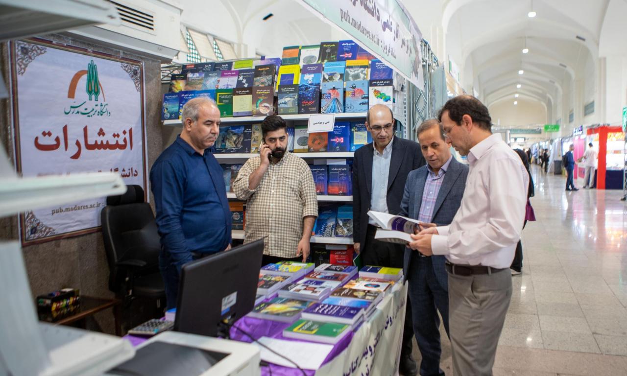 بازدید معاون پژوهشی و فناوری دانشگاه از غرفه مرکز نشر آثار علمی در نمایشگاه بین المللی کتاب تهران